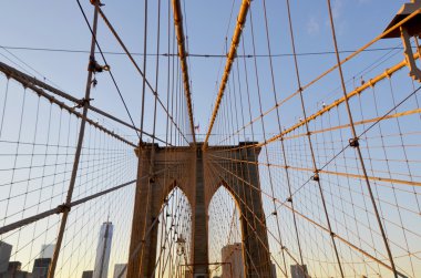 Brooklyn Köprüsü, ABD 'deki en eski asma köprülerden biridir. 1883 'te tamamlandı, Manhattan ve Brooklyn' in New York ilçelerini Doğu Nehri 'ne yayarak birbirine bağlıyor..