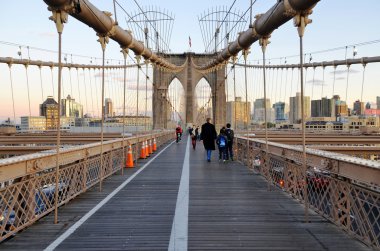 Brooklyn Köprüsü, ABD 'deki en eski asma köprülerden biridir. 1883 'te tamamlandı, Manhattan ve Brooklyn' in New York ilçelerini Doğu Nehri 'ne yayarak birbirine bağlıyor..