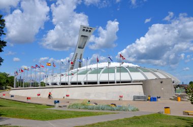 MONTREAL, CanADA - 11 Ağustos 2013 'te Montreal Olimpiyat Stadyumu ve kulesi. Dünyanın en yüksek eğimli kulesi. Olimpiyat turu 175 metre uzunluğunda ve 45 derecelik açıyla yapılıyor.