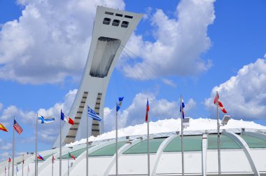 MONTREAL, CanADA - 11 Ağustos 2013 'te Montreal Olimpiyat Stadyumu ve kulesi. Dünyanın en yüksek eğimli kulesi. Olimpiyat turu 175 metre uzunluğunda ve 45 derecelik açıyla yapılıyor.