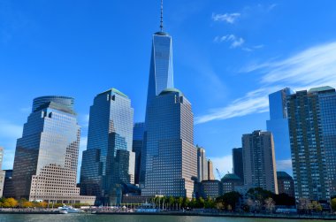 NEW YORK - ECTOBER 24: Lower mahattan ve One World Trade Center veya Freedom Tower 24 Ekim 2013 tarihinde New York City, New York 'ta inşa edilen yeni Dünya Ticaret Merkezi kompleksinin birincil binasıdır. 