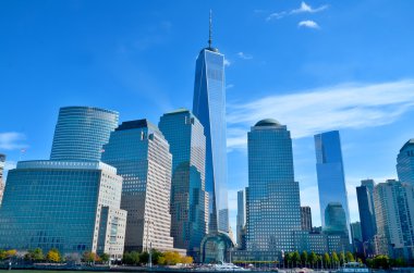 NEW YORK - Ekim 24: Lower Mahattan ve One World Trade Center veya Freedom Tower 24 Ekim 2013 'te New York, New York' ta. Dünya Ticaret Merkezi kompleksinin birincil binası.