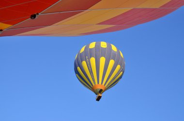 GOREME, TURKEY - OKTOBER 02: Kapadokya üzerinde uçan sıcak hava balonu, Ekim 2013 'te Goreme, Kapadokya, Türkiye' de sıcak hava balonları ile uçmak için en iyi yerlerden biri olarak bilinir..