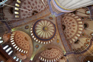 İSTANBUL TURKEY ECTOBER 04: İstanbul, Türkiye 'deki Sultan Ahmed Camii' nin içi, Ekim 04, 2013. Sultan Ahmed Camii (Mavi Cami) İstanbul 'un en popüler turizm beldeleri üzerine.