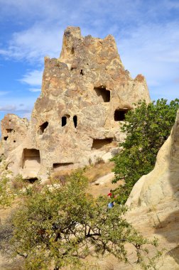 Türkiye 'nin kapadokya' nın en bilinen özelliği muhtemelen kalbinde Goreme 'in peri bacaları ve çevresindeki köylerdir.