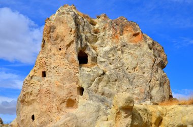 Türkiye 'nin kapadokya' nın en bilinen özelliği muhtemelen kalbinde Goreme 'in peri bacaları ve çevresindeki köylerdir.