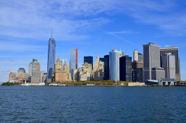 NEW YORK - OCTOBER 24: Lower mahattan ve One World Trade Center veya Freedom Tower 24 Ekim 2013 'te New York, New York' ta inşa edilen yeni Dünya Ticaret Merkezi kompleksinin birincil binasıdır.