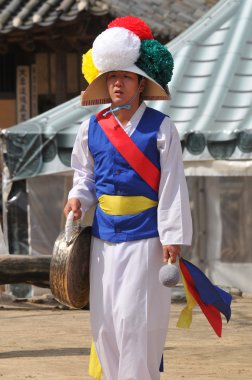 7 Nisan 2013 'te Kore halk dansları gösterisi sırasında Sangmo dansçısı Seul Kore' de. Sangmo dansı Kore halkının en sevdiği danslardan biridir..