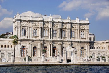 Ciragan Sarayı eski bir Osmanlı sarayı, şu anda Kempinski Hotels zincirinin beş yıldızlı bir oteli. Ekim 02, 2013 İstanbul, Türkiye. 