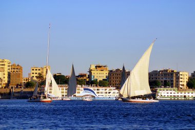 Aswan Mısır 25 Kasım: Felucca, Mısır 'ın Aswan kenti yakınlarındaki Nil nehri üzerinde 25 Kasım 2010.00 tarihinde yelken açtı.