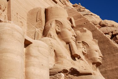 Abu Simbel tapınakları, Güney Mısır, Nubia 'daki Abu Simbel' deki iki büyük kaya tapınağıdır. Kompleks, UNESCO Dünya Mirası Alanı 'nın bir parçasıdır.,