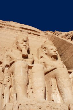 Abu Simbel tapınakları, Güney Mısır, Nubia 'daki Abu Simbel' deki iki büyük kaya tapınağıdır. Kompleks, UNESCO Dünya Mirası Alanı 'nın bir parçasıdır.,