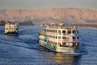 Aswan Mısır 25 Kasım: Mısır 'ın Aswan yakınlarındaki Nil nehri üzerindeki turizm teknesi, 25 Kasım 2010.Turizm Mısır' ın en önemli sektörlerinden biridir. 2008 yılında Mısır 'ı 12,8 milyondan fazla turist ziyaret etti