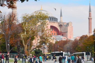Birçok turistin olduğu eski bir katedral.