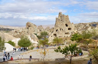 GOREME TURKEY ECTOBER 03: Açık Hava Müzesi her biri kendi kilisesi ile yan yana yerleştirilmiş onlarca yemekhane manastırından oluşan geniş bir manastır kompleksine benziyor. Gorerme Türkiye 'de Ekim 03' te