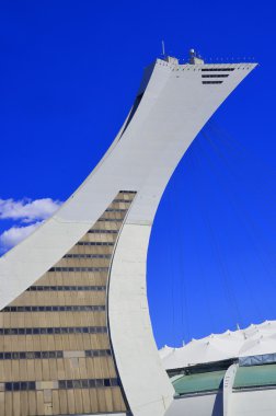 MONTREAL, CanADA - 11 Ağustos 2013 'te Montreal Olimpiyat Stadyumu ve kulesi. Dünyanın en yüksek eğimli kulesi. Olimpiyat turu 175 metre uzunluğunda ve 45 derecelik açıyla yapılıyor.