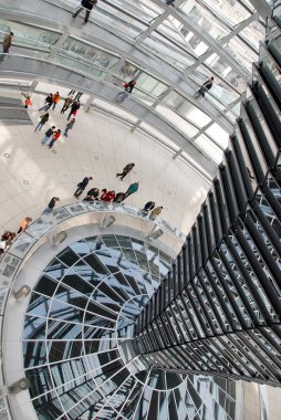 Alman İmparatorluğu Parlamento Binası 'nın Reichstag Kubbesi' nde. 1894 yılında açıldı ve ciddi hasar gördüğü 1933 yılına kadar parlamentoyu barındırdı. 16 Mayıs 2011, Berlin, Almanya