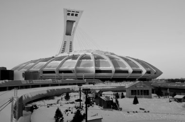 Montreal, Kanada - 3 Ocak 2013 Montreal Olimpiyat Stadyumu ve kulesi. Dünyanın en yüksek eğimli kulesi. Olimpiyat turu 175 metre uzunluğunda ve 45 derecelik açıyla yapılıyor.