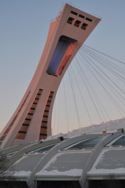 Montreal, Kanada - 3 Ocak 2013 Montreal Olimpiyat Stadyumu ve kulesi. Dünyanın en yüksek eğimli kulesi. Olimpiyat turu 175 metre uzunluğunda ve 45 derecelik açıyla yapılıyor.