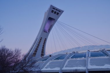 Montreal, Kanada - 3 Ocak 2013 Montreal Olimpiyat Stadyumu ve kulesi. Dünyanın en yüksek eğimli kulesi. Olimpiyat turu 175 metre uzunluğunda ve 45 derecelik açıyla yapılıyor.