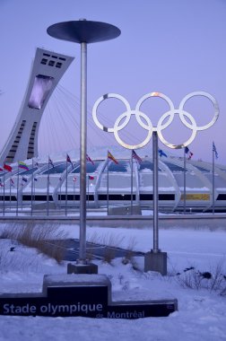 Montreal, Kanada - 3 Ocak 2013 Montreal Olimpiyat Stadyumu ve kulesi. Dünyanın en yüksek eğimli kulesi. Olimpiyat turu 175 metre uzunluğunda ve 45 derecelik açıyla yapılıyor.