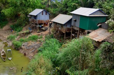 SIEM REAP CAMBODIA MARCH 30 Mart 2013 'te Siem Reap Kamboçya' da Tone Sap nehrinin kıyısındaki tipik evler