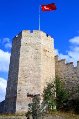 İstanbul Surları, Konstantinopolis 'i Büyük Konstantin tarafından kurulduğundan beri koruyan bir savunma taşından duvardır. İstanbul 'da 25 Eylül 2013' te.