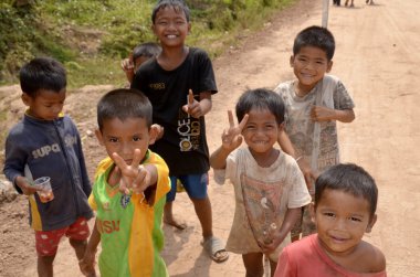 Phnom Phen, Kamboçya 23 Mart 2013: Sadece Phnom Phen, Kamboçya 'da tanımlanamayan sokak çocuğu poz veriyor. Sadece Phnom Penh' de 10 ila 20 bin arasında çocuk yaşıyor ve sokaklarda çalışıyor.