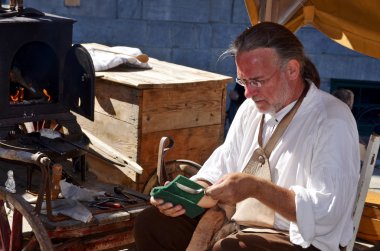 MONTREAL QUEBEC CANADA 24 AĞUSTOS: 24 Ağustos 2013 'te Montreal, Pointe-a-Calliere' in 18. Yüzyıl Halk Pazarı 'nda Yeni Fransa dönemini yeniden canlandıran adam Montreal Kanada' da 24 Ağustos 2013 'te