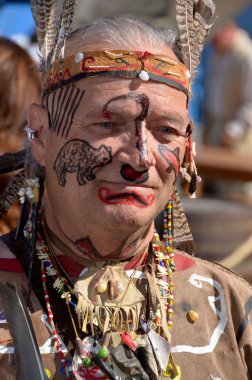 MONTREAL QUEBEC CANADA 24 AĞUSTOS: 24 Ağustos 2013 'te Montreal, Pointe-a-Calliere' in 18. Yüzyıl Halk Pazarı 'nda Hindistan' ın yeniden canlandırdığı Yeni Fransa dönemini giymektedir.