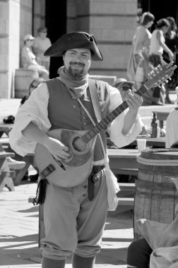 MONTREAL QUEBEC CANADA 24 AĞUSTOS: 24 Ağustos 2013 'te Montreal, Pointe-a-Calliere' in 18. Yüzyıl Halk Pazarı 'nda Yeni Fransa dönemini yeniden canlandıran adam Montreal Kanada' da 24 Ağustos 2013