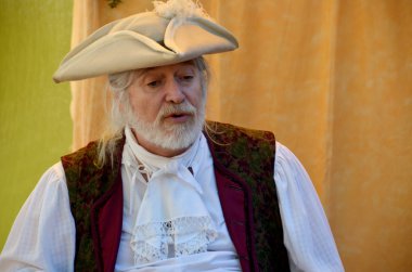 MONTREAL QUEBEC CANADA 24 AĞUSTOS: 24 Ağustos 2013 'te Montreal, Pointe-a-Calliere' in 18. Yüzyıl Halk Pazarı 'nda Yeni Fransa dönemini yeniden canlandıran adam Montreal Kanada' da 24 Ağustos 2013