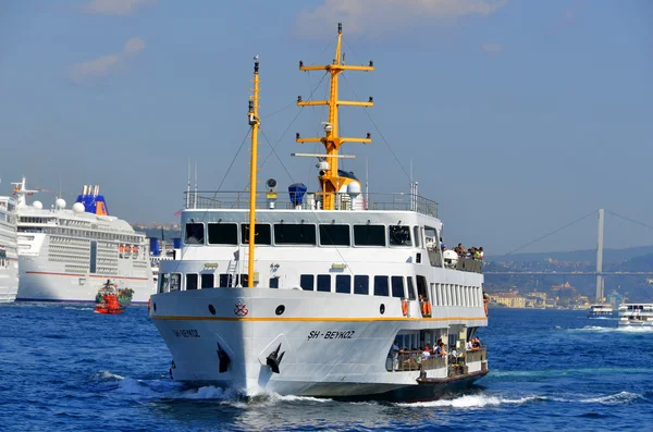 Istanbul Turkey Oktober Kryssningsfärjor Eminonu Hamn Nära Yeni Cami Och — Stockfoto