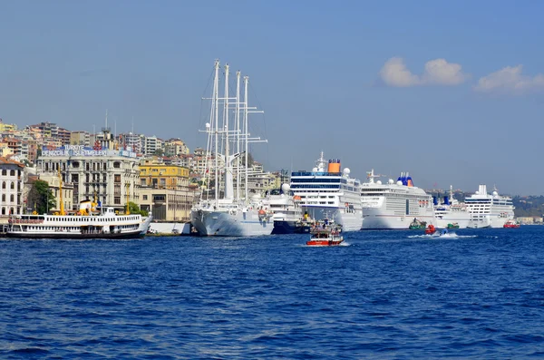 İSTANBUL, TURKEY ECTOBER 5: İstanbul, Türkiye 'de 5 Ekim 2013' te Yeni Cami ve Galata Köprüsü yakınlarındaki Eminonu Limanı 'nda feribot gezisi. Eminonu limanı İstanbul 'da feribot için büyük bir rıhtım..