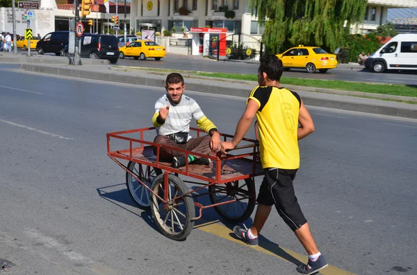 Станбуль Турки Сентября Мужчины Несущие Друга Коляске Посреди Улицы Стамбула — стоковое фото