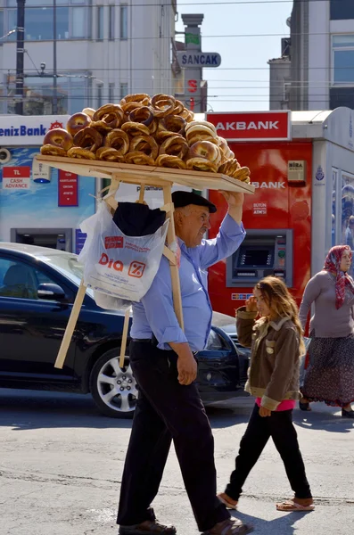 Istanbul Turkey Wrzesień Człowiek Przewożący Towar Środku Ulicy Stambułu Września — Zdjęcie stockowe