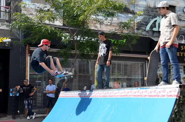 Montreal Canada Juli Junger Mann Skateboardet Mitten Auf Der Straße — Stockfoto