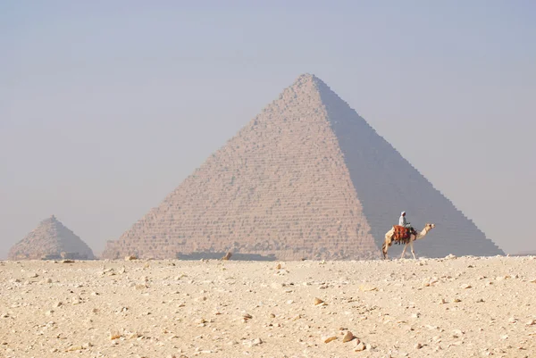 Giza Egito Nov Cavaleiro Camelo Frente Pirâmide Gizé Novembro 2009 — Fotografia de Stock
