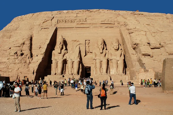 Abu Simble Nov 2010年11月25日在阿布辛贝尔神殿的游客人数自2011年1月25日埃及革命以来减少了三分之一以上 — 图库照片