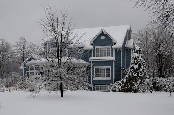 Kış mevsiminde ev karla kaplı.