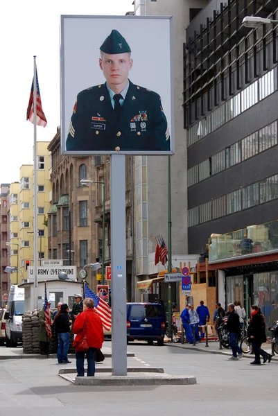 Berlín Alemania Mayo Foto Del Soldado Americano Antigua Frontera Este — Foto de Stock