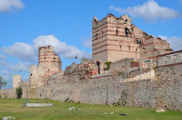 君士坦丁堡城墙 Walls Constantinople 是由君士坦丁大帝建立以来 围绕和保护君士坦丁堡 今土耳其伊斯坦布尔 的一系列防御性石墙 — 图库照片
