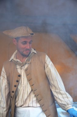 MONTREAL QUEBEC CANADA 24 AĞUSTOS: 24 Ağustos 2013 'te Montreal, Pointe-a-Calliere' in 18. Yüzyıl Halk Pazarı 'nda Yeni Fransa dönemini yeniden canlandıran adam Montreal Kanada' da 24 Ağustos 2013