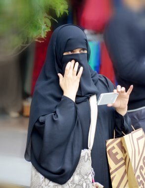 İSTANBUL TURKEY 08 Ekim 2013: Müslümanlar İstanbul şehir merkezinde kadınların peçelerini örttü. Türk hükümeti türban takan kadınların kamu sektöründe çalışmasını yasakladı.