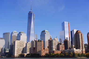 NEW YORK - ECTOBER 24: Lower mahattan ve One World Trade Center veya Freedom Tower 24 Ekim 2013 tarihinde New York City, New York 'ta inşa edilen yeni Dünya Ticaret Merkezi kompleksinin birincil binasıdır.