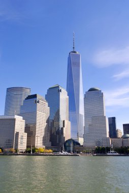 NEW YORK - ECTOBER 24: Lower mahattan ve One World Trade Center veya Freedom Tower 24 Ekim 2013 tarihinde New York City, New York 'ta inşa edilen yeni Dünya Ticaret Merkezi kompleksinin birincil binasıdır.