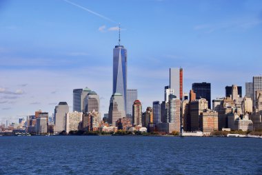 NEW YORK - ECTOBER 24: Lower mahattan ve One World Trade Center veya Freedom Tower 24 Ekim 2013 tarihinde New York City, New York 'ta inşa edilen yeni Dünya Ticaret Merkezi kompleksinin birincil binasıdır.