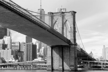 Brooklyn Köprüsü, ABD 'deki en eski asma köprülerden biridir. 1883 'te tamamlandı, Manhattan ve Brooklyn' in New York ilçelerini Doğu Nehri 'ne yayarak birbirine bağlıyor..