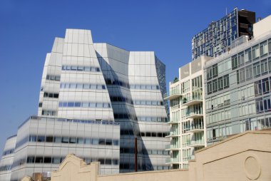 NEW YORK ABD 29 Ekim 2013: Mimar Frank Gehry 's White glass IAC Building, InterActiveCorp' un Manhattan, New York 'taki Chelsea Mahallesi' ndeki karargahı, 29 Ekim 2013