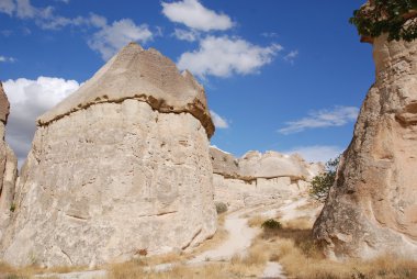 Türkiye 'nin kapadokya' nın en bilinen özelliği muhtemelen kalbinde Goreme 'in peri bacaları ve çevresindeki köylerdir.